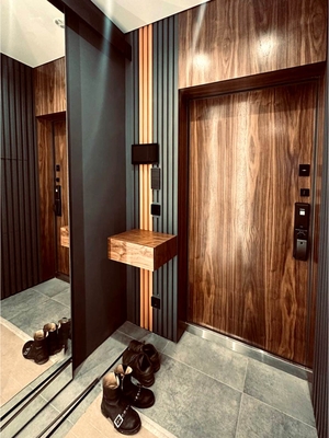 Входная дверь в квартиру с отделкой откосов Входная дверь в квартиру с отделкой откосов